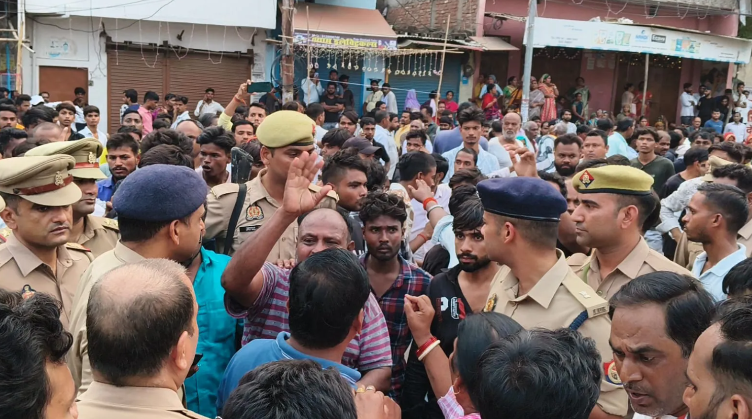 प्रयागराज में दिनदहाड़े युवक की ईंट-पत्थर मारकर हत्या, घटना से नाराज भीड़ ने किया हंगामा और तोड़फोड़