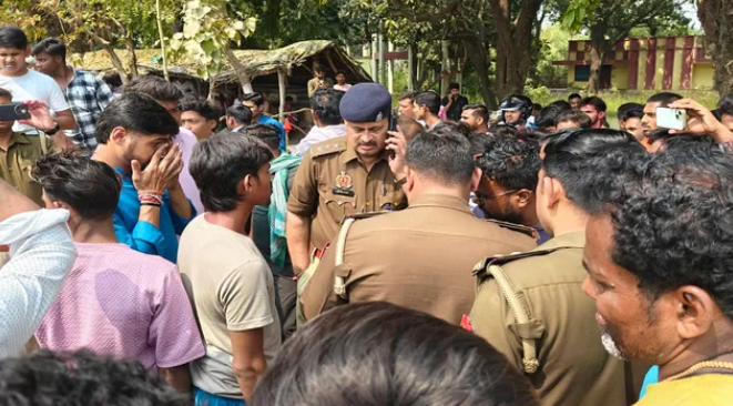 प्रयागराज में बाजार से युवती का दिनदहाड़े अपहरण, गुस्साए ग्रामीणों ने हाईवे किया जाम, पथराव और हंगामा