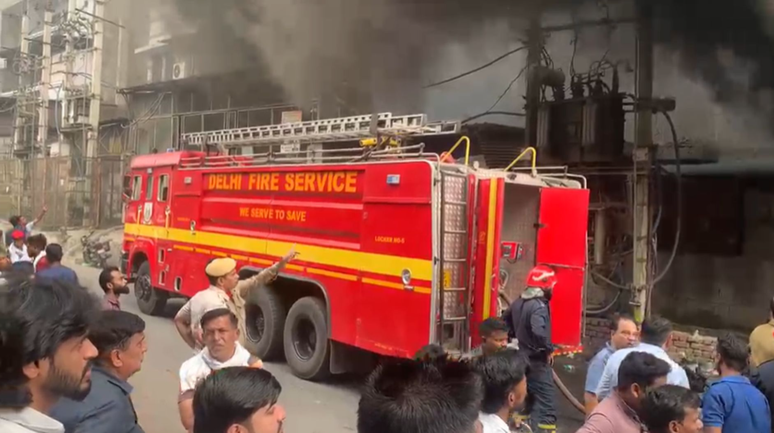 दिल्ली के नरेला में जूता फैक्ट्री में लगी भीषण आग, मौके पर दमकल की 17 गाड़ियां