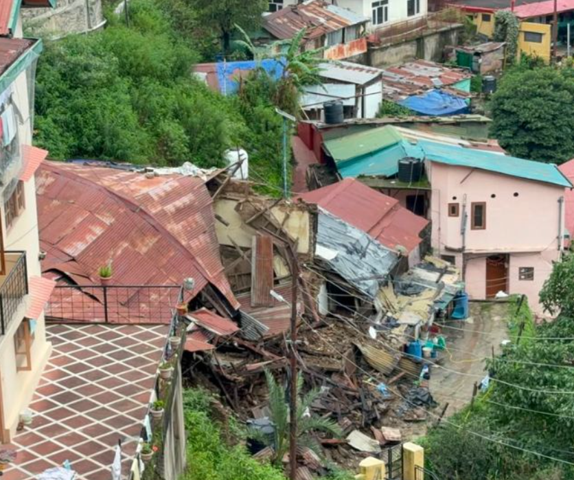शिमला में भारी बारिश ने किया बेहाल; मलबे में दबी गाड़ियां, लैंडस्लाइड से खतरे में 4 इमारतें, एक मकान गिरा