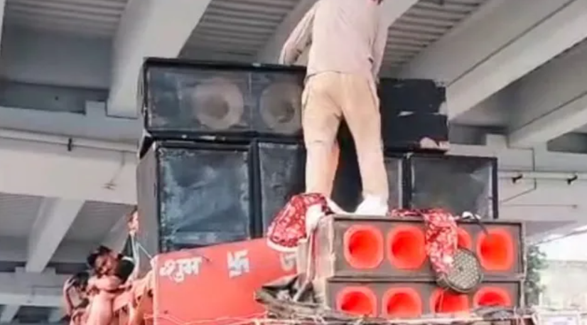 मेरठ: 12 फीट से ऊंचे DJ वाली डाक कांवड़ पर पुलिस की कार्रवाई, हरिद्वार-अलीगढ़ आ रहे ट्रक से उतरवाए बॉक्स